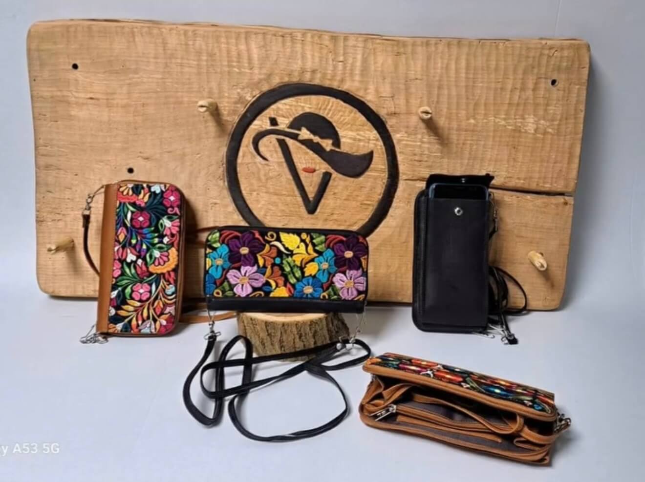 Skórzane portfele z haftowanymi wzorami